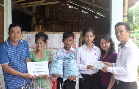 
Phóng viên Dân trí cùng lãnh đạo chính quyền địa phương trao tiền, quà do bạn đọc ủng hộ cho gia đình bà Hằng
