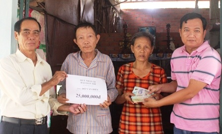 
Phóng viên Dân trí cùng lãnh đạo chính quyền địa phương trao tiền bạn đọc ủng hộ tới gia đình ông Hiếu
