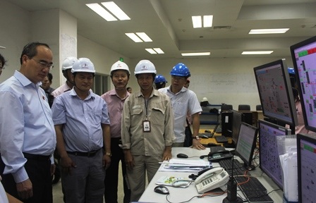 Ông Nguyễn Thiện Nhân kiểm tra hệ thống kiếm soát khí thải tại Nhà máy Nhiệt điện Duyên Hải