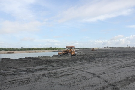 Người dân lo lắng tro, xỉ thải ra từ nhà máy nhiệt điện có thể gây ô nhiễm môi trường 