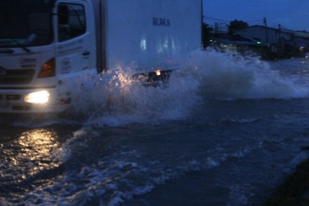 Triều cường ngập Quốc lộ, nhiều phương tiện “chết máy” giữa chừng - 4