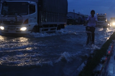Triều cường ngập Quốc lộ, nhiều phương tiện “chết máy” giữa chừng - 3