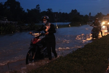 Triều cường ngập Quốc lộ, nhiều phương tiện “chết máy” giữa chừng - 5