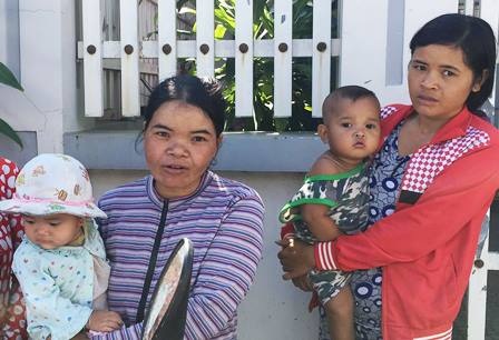 Người nghèo “vây” kín nhà gia đình trúng số 92 tỷ đồng - 2 Ẵm con nhỏ theo chờ được phát quà, tiền từ thiện