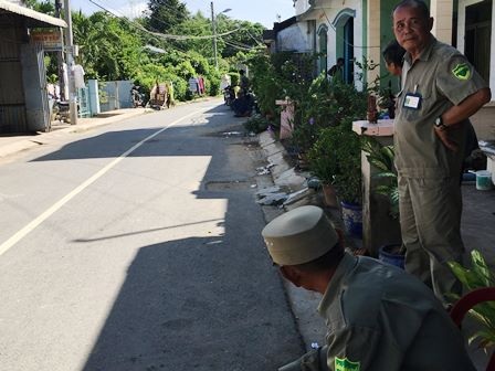 Người nghèo “vây” kín nhà gia đình trúng số 92 tỷ đồng - 5 Lực lượng bảo vệ dân phố luôn túc trực để giải tán đám đông