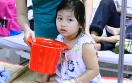 78 trẻ mầm non nhập viện nghi do ngộ độc thực phẩm - 1 Các cháu mầm non phải nhập viện cấp cứu nghi do ngộ độc thực phẩm