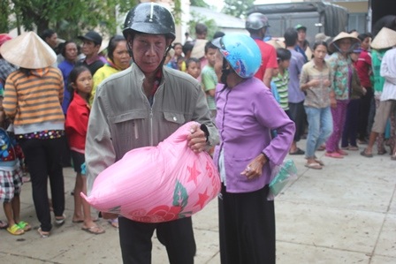 Người nghèo được nhận gạo, tiền mặt từ gia đình chị Đào