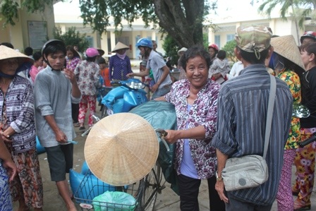 
Rất nhiều người dân đến nhận quà tại UBND xã Lương Hòa chiều 22/10
