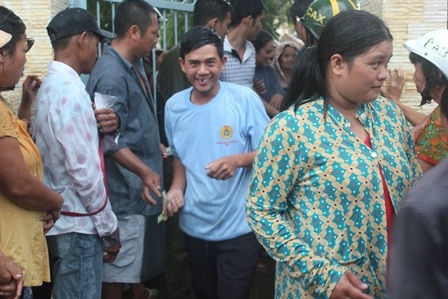 
Những người không có phiếu được nhận 100 ngàn đồng nên vui vẻ ra về
