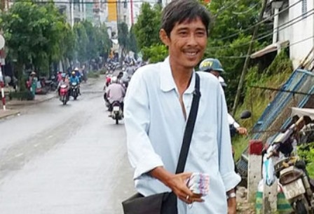 Người trúng số 92 tỷ tặng 50 triệu đồng cho người bán vé - 1 Ông An vui mừng khi được tặng 50 triệu đồng sau khi bán tờ vé số trúng 92 tỷ