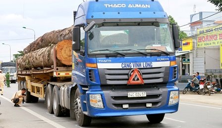 Chiếc xe chở gỗ gây ra vụ tai nạn nghiêm trọng làm 2 người chết