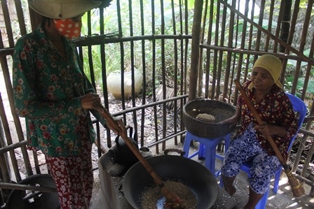 Cốm dẹp Nhị Trường của đồng bào Khmer tất bật vào vụ - 2