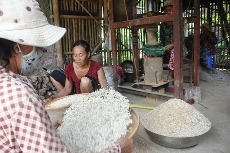 Cốm dẹp Nhị Trường của đồng bào Khmer tất bật vào vụ - 4