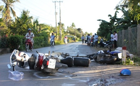 
Tại hiện trường vụ tai nạn, 4 chiếc xe máy nằm la liệt.
