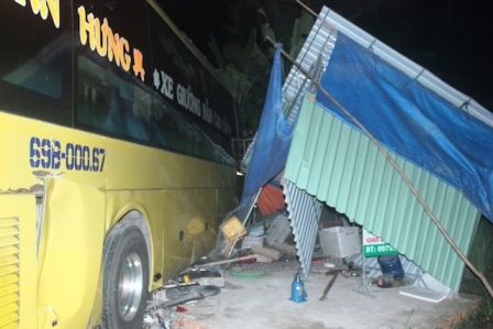 Xe khách lao vào chợ, tông bị thương 3 người - 2 Căn nhà tạm bị xe khách tông sập