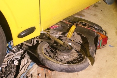 Xe khách lao vào chợ, tông bị thương 3 người - 3 Chiếc xe gắn máy bị cuốn dưới gầm xe khách