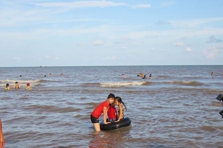 Bãi biển Cồn Bửng, nơi 2 nạn nhân bị nước cuốn trôi mất tích