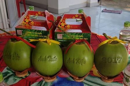 Dừa khắc chữ thư pháp 300.000 đồng/quả trưng Tết "hút hàng" - 3 Các sản phẩm dừa thư pháp dự kiến sẽ tung ra thị trường trong dịp Tết Nguyên đán năm nay