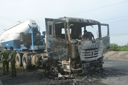 Chiếc xe đang chạy bị bốc cháy