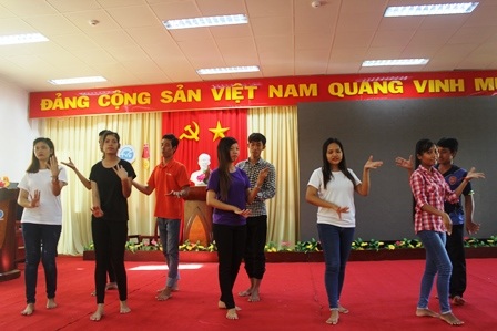 Sinh vên Khmer tập những điệu múa truyền thống của đồng bào dân tộc mình.