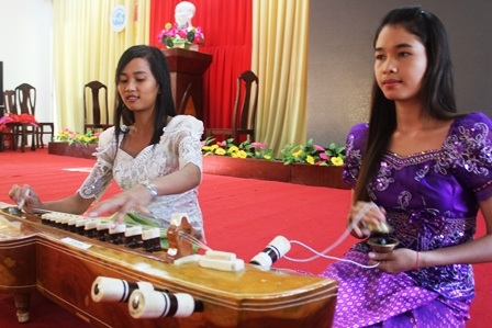 Nữ sinh viên Trường Đại học Trà Vinh đam mê nghệ thuật truyền thống.