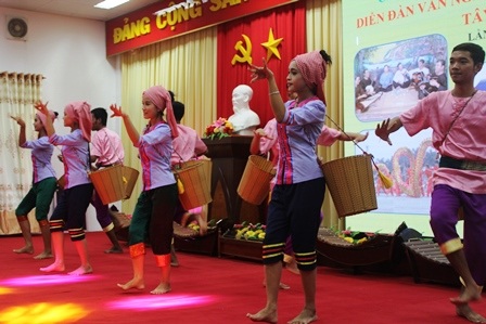 Sinh viên Trường Đại học Trà Vinh biểu diễn tiết mục múa truyền thống.