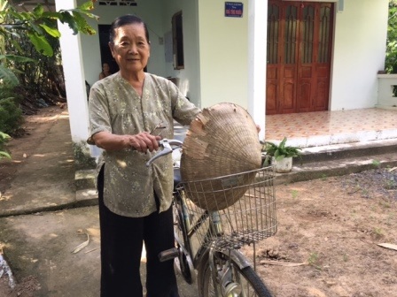 Bà lão 76 tuổi giữ bình yên cho xóm làng - 1