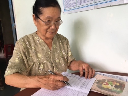 Bà lão 76 tuổi giữ bình yên cho xóm làng - 2