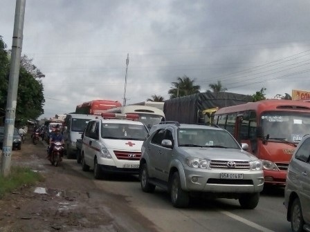 4 ô tô tông liên hoàn, Quốc lộ 1A tắc gần 4 km - 2 Con đường huyết mạch bị tắc kéo dài gần 4 km
