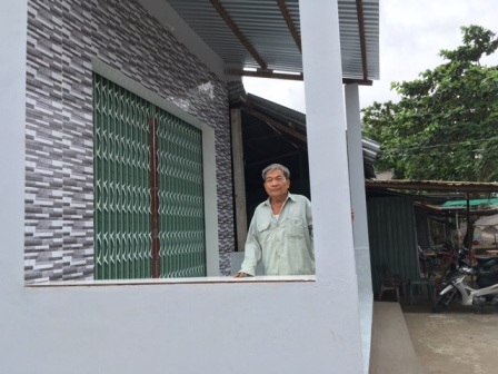 Ông Út bên công trình đã hoàn thành