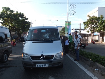 Chiếc xe bị 2 đối tượng đập bể kính chắn gió