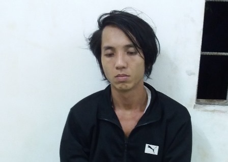Bắt giữ 2 nghi phạm cướp tài sản, chống người thi hành công vụ - 2 Hai nghi can tại cơ quan công an (ảnh cơ quan công an cung cấp)