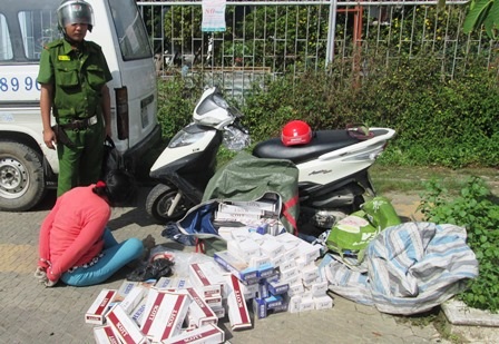 
Nghi phạm Ngân cùng tang vật sau khi bị bắt giữ. (Ảnh: P.V)
