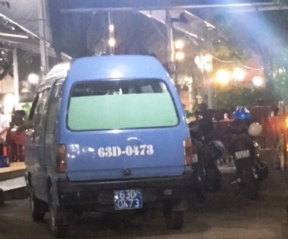 Xe biển xanh vào quán nhậu để giao bia