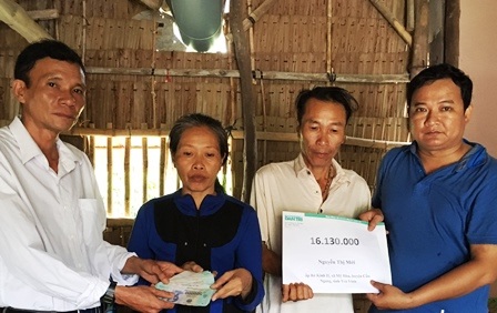 
Phóng viên Dân trí cùng lãnh đạo chính quyền địa phương trao tiền bạn đọc ủng hộ giúp gia đình bà Mới
