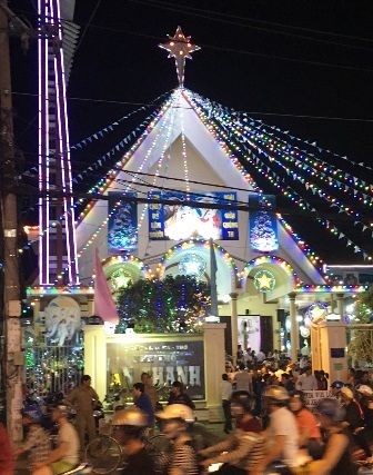 Người dân háo hức đổ về tuyến phố trung tâm đón Noel - 32