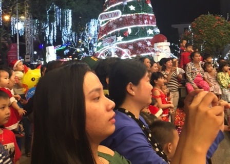 
Rất đông người tập trung tại trung tâm thương mại Vincom mừng Giáng sinh
