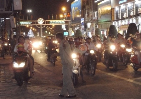 Người dân háo hức đổ về tuyến phố trung tâm đón Noel - 31