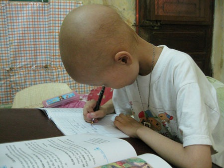 Những tháng ngày buồn của cô bé 8 tuổi sắp lìa xa cõi đời - 1 Những tháng ngày buồn của cô bé 8 tuổi sắp lìa xa cõi đời - 1
