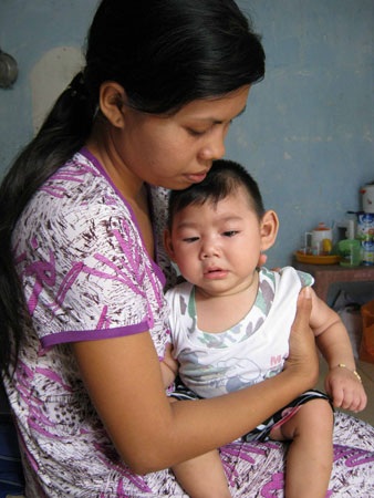 Nhói lòng người mẹ trẻ theo những cơn co giật của con - 1 Nhói lòng người mẹ trẻ theo những cơn co giật của con - 1