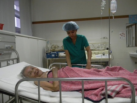 Cứu sống cụ bà 100 tuổi bị ung thư đại tràng - 1 Cứu sống cụ bà 100 tuổi bị ung thư đại tràng - 1