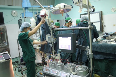 Cứu sống bé 4 ngày tuổi mắc bệnh tim bẩm sinh nặng