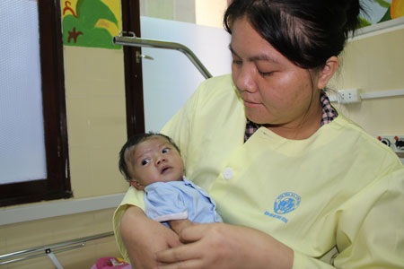 Một trong 2 bệnh nhi đi cấp cứu bằng máy bay được xuất viện