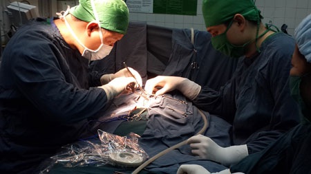 Cứu sống trẻ suy dinh dưỡng bào thai nặng bằng kỹ thuật cấy máy tạo nhịp tim