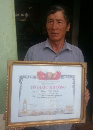 Ông Cung Văn Toán, anh trai của liệt sỹ Cung Văn Chiến với Bằng Tổ quốc ghi công của em mình