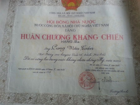 Ông Cung Văn Toán, anh trai của liệt sỹ Cung Văn Chiến với Bằng Tổ quốc ghi công của em mình