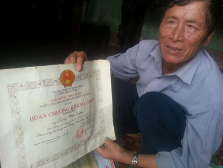Ông Cung Văn Toán, anh trai của liệt sỹ Cung Văn Chiến với Bằng Tổ quốc ghi công của em mình