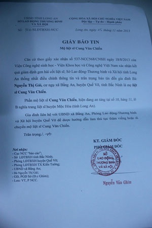 Ông Cung Văn Toán, anh trai của liệt sỹ Cung Văn Chiến với Bằng Tổ quốc ghi công của em mình