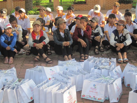 Cán bộ nhân viên Thạch rau câu Long Hải tất bật chuẩn bị quà để tặng đến các em thiếu nhi