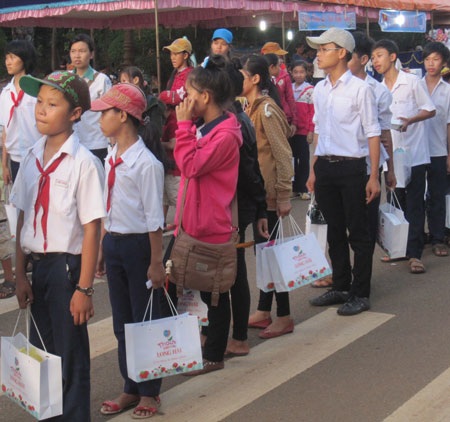 Cán bộ nhân viên Thạch rau câu Long Hải tất bật chuẩn bị quà để tặng đến các em thiếu nhi